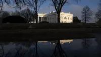 Gedung Putih mengibarkan Bendera Amerika setengah tiang untuk menandai 500.000 kematian akibat Covid-19 di Washington D.C. pada Senin (22/2/2021). Dengan total kematian melebihi angkat 500.000 kasus, itu berarti satu dari setiap 673 penduduk di AS meninggal karena COVID-19. (AP Photo/Evan Vucci)