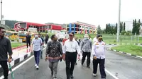Menteri Koordinator Bidang Pembangunan Manusia dan Kebudayaan (Menko PMK) Muhadjir Effendy meninjau arena olahraga di Kompleks Olahraga Lukas Enembe, Sentani Timur, Jayapura, Provinsi Papua.