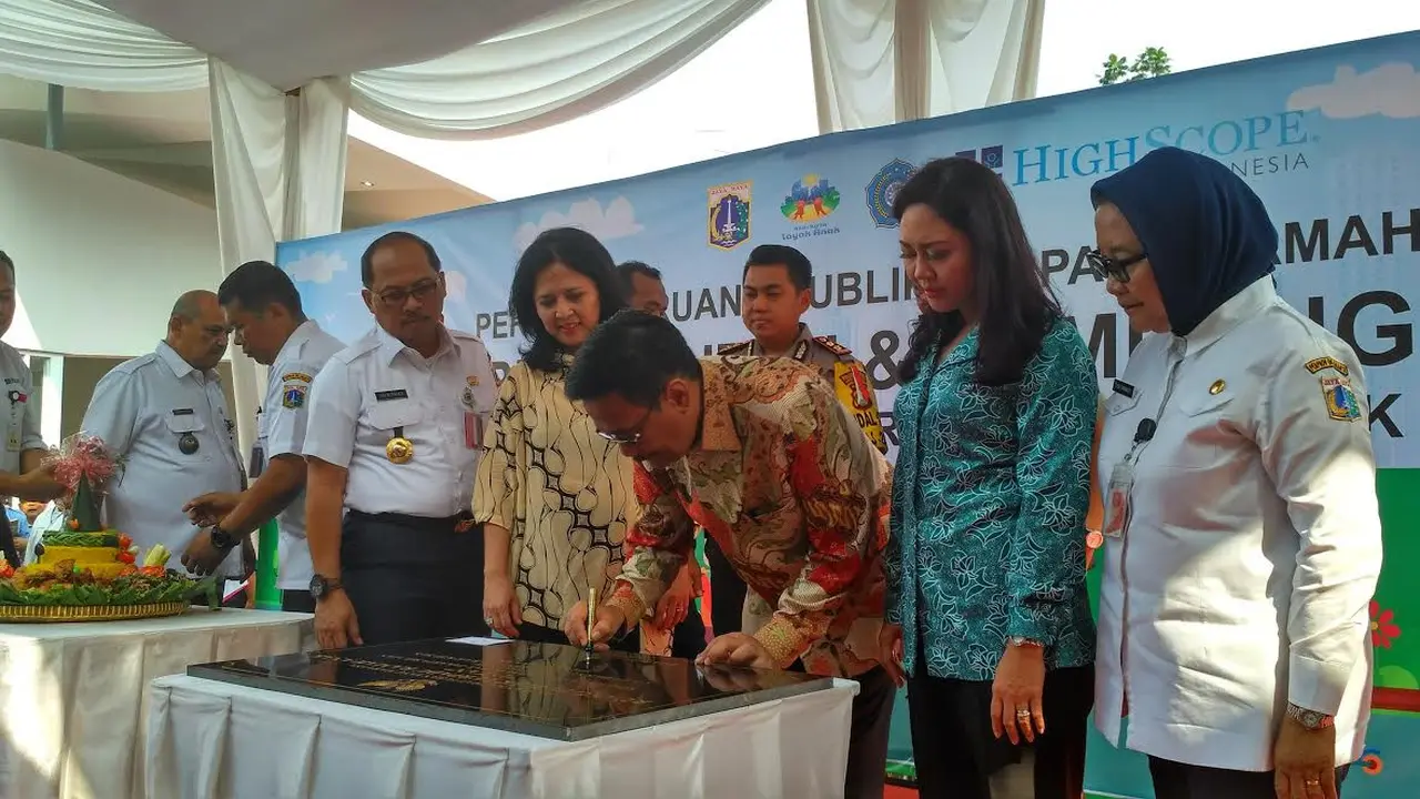 Plt Gubernur DKI Jakarta Djarot Saiful Hidayat meresmikan RPTRA