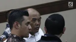 Mantan Direktur Utama PT Asuransi Jasindo, Budi Tjahjono saat sidang dakwaan di Pengadilan Tipikor, Jakarta, Rabu (5/12). Budi terjerat kasus pembayaran komisi fiktif dalam pengadaan asuransi oil dan gas pada BP Migas-KKKS. (Liiputan6.com/Herman Zakharia)