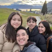 Puffy jacket jadi andalan Nana Mirdad selama di New Zealand. Ia pilih warna hitam agar mudah di mix and match [@andrew.white._]