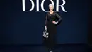 Ada pula Maye Musk ibu Elon Musk yang hadir dengan lace dress hitam dan Dior Medium Lady D-Lite bag.  [Dok/Dior].