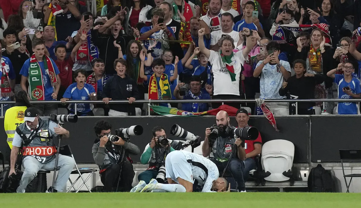 Pemain Portugal, Cristiano Ronaldo merayakan golnya ke gawang Kroasia pada laga Kualifikasi Piala Dunia 2026 di Luz Stadium, Lisbon, Portugal, Jumat (06/09/2024) dini hari WIB. (AP Photo/Armando Franca)