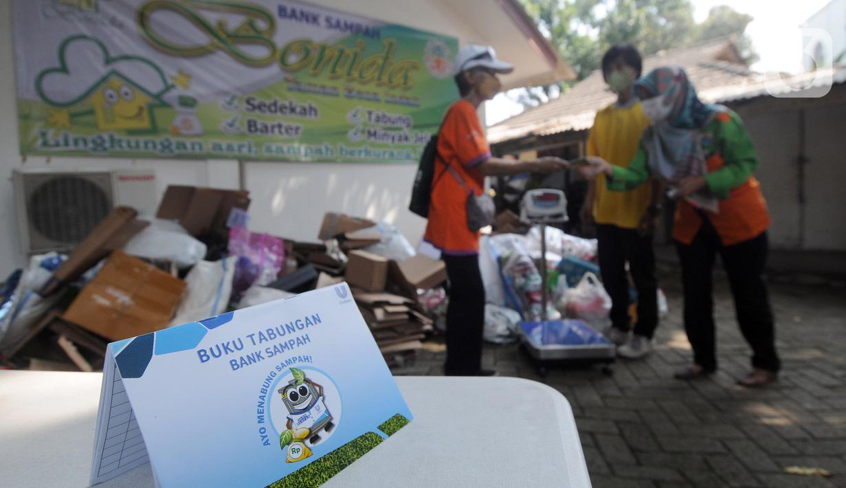 Buku Tabungan Bank Sampah warga di salah satu perumahan elite di kawasan Lebak Bulus, Jakarta Selatan, Selasa (21/9/2021). Pengumpulan sampah dilakukan dua minggu sekali. (merdeka.com/Arie Basuki)