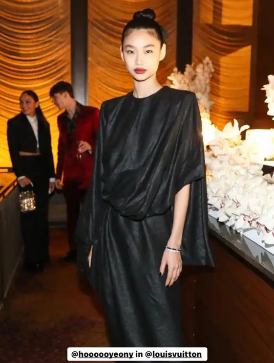Bintang serial drama Korea populer,  Jung Ho Yeon, tampil dalam balutan busana klasik warna hitam dari Louis Vuitton. (Instagram/cfda).