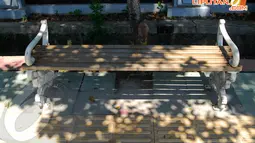 Meskipun masih bisa diduduki, namun kondisi bangku taman di sepanjang Jl Gatot Subroto kini memprihatinkan. (Liputan6.com/Miftahul Hayat)