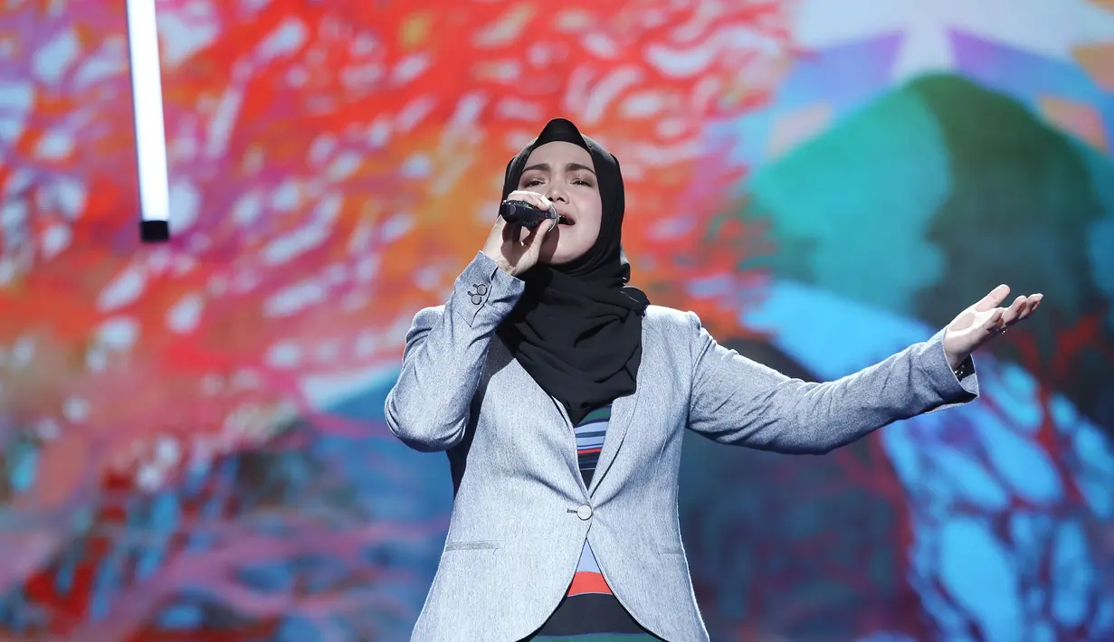 Diva asal Malaysia, Siti Nurhaliza menyambut senang bisa menjadi salah satu pengisi dalam HUT Indosiar ke-22. Beberapa lagu telah disiapkan tampil dalam malam puncak yang digelar malam ini pukul 19.00 WIB. (Galih W. Satria/Bintang.com)