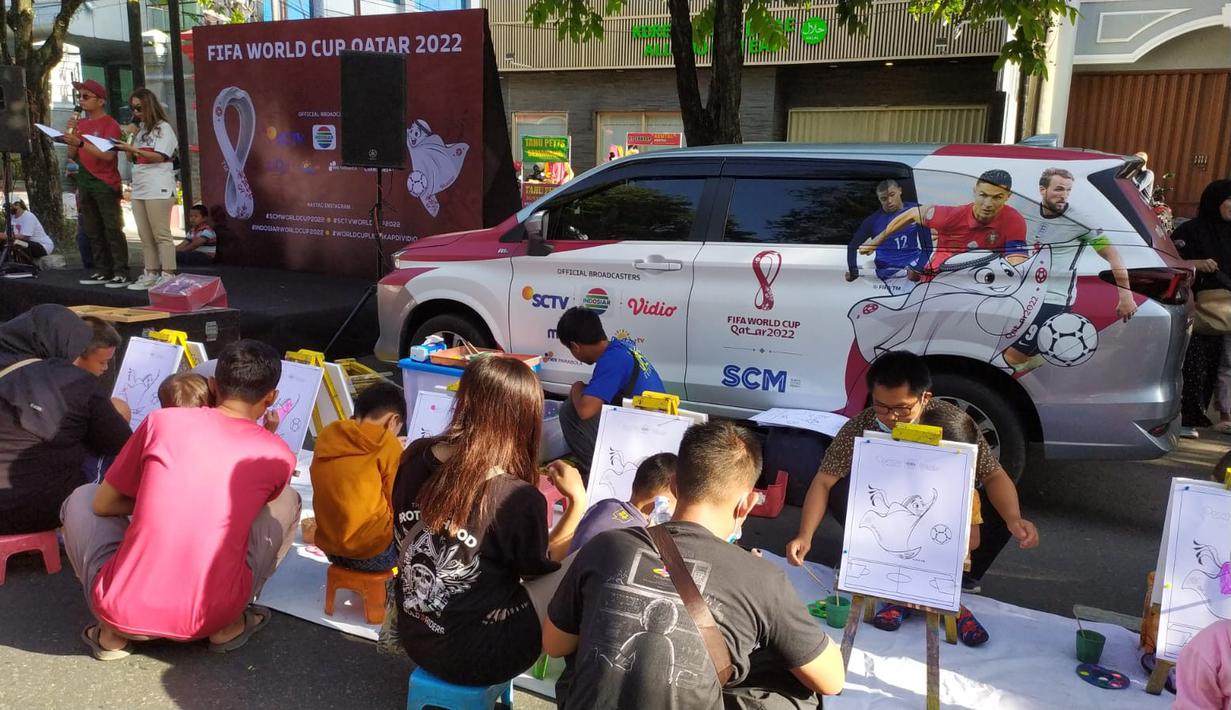 Anak-anak juga asyik melukis La'eeb, sang maskot Piala Dunia 2022. (Procomm Surya Citra Media)