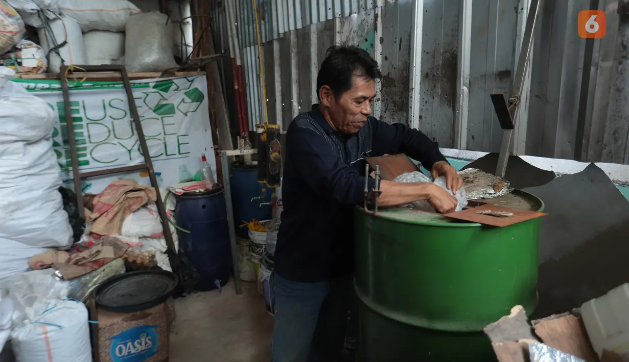 Pengurus RW 01 memproses sampah plastik menjadi bahan bakar alternatif atau petasol di Jakarta, Senin (19/10/2026). Dari satu kilogram sampah, proses ini diklaim mampu menghasilkan sekitar 0,95 liter bahan bakar. (KLY/Budy Santoso)