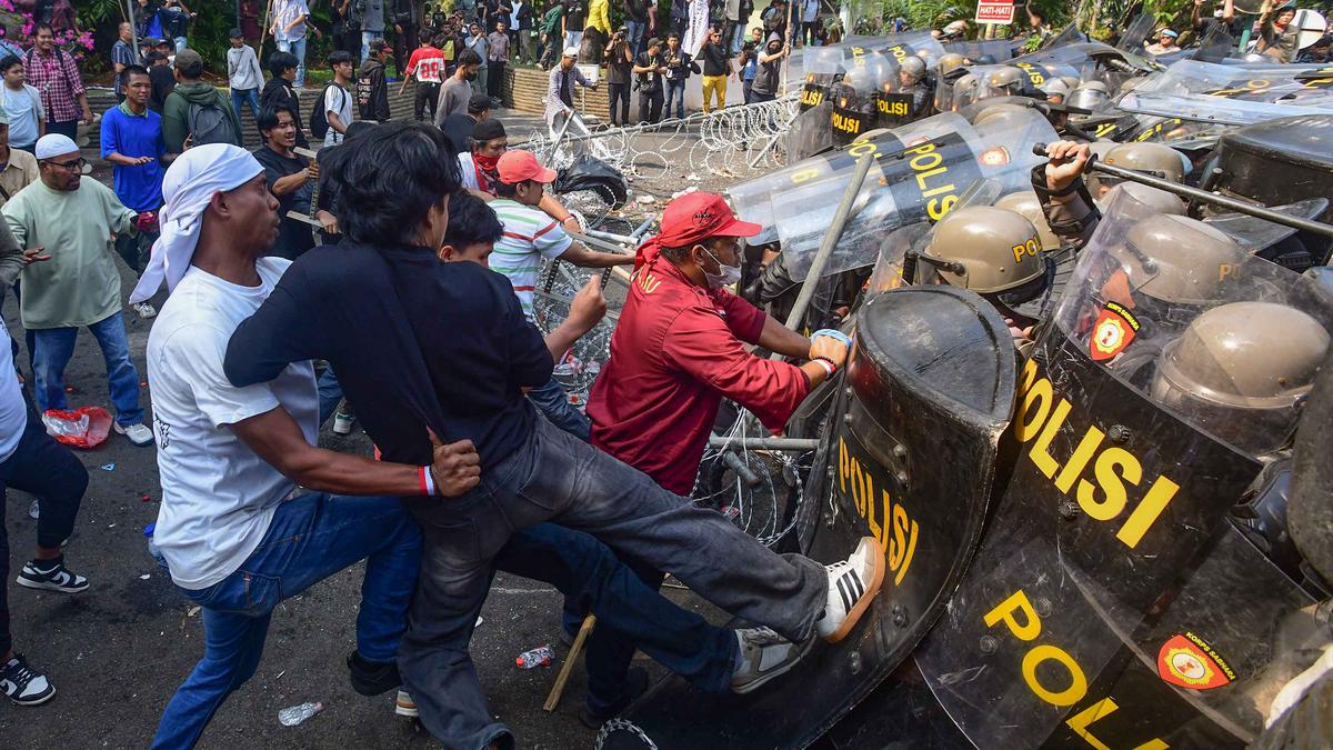 Ricuh Warnai Eksekusi Lahan Hotel Sultan