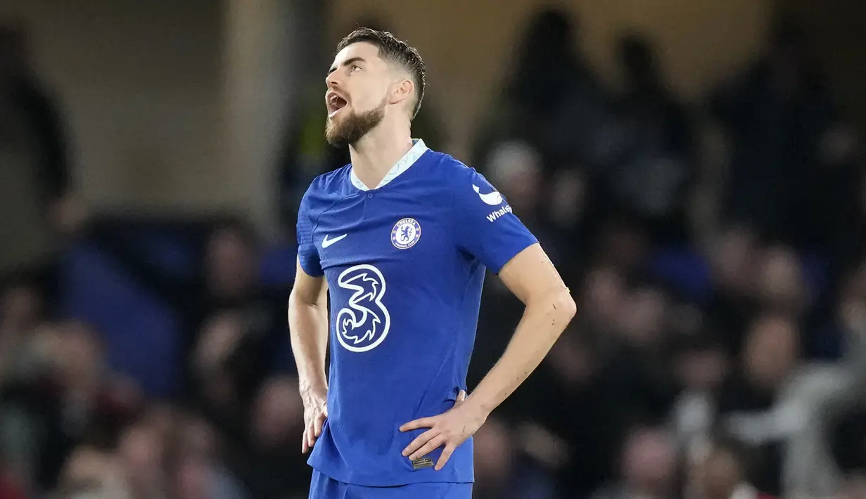 <p>Chelsea sebelumnya berhasil unggul lewat Jorginho lewat eksekusi tendangan penalti pada menit ke-74. Wasit menunjuk titik putih setelah menilai Scott McTominay menjatuhkan Armando Broja. (AP/Frank Augstein)</p>