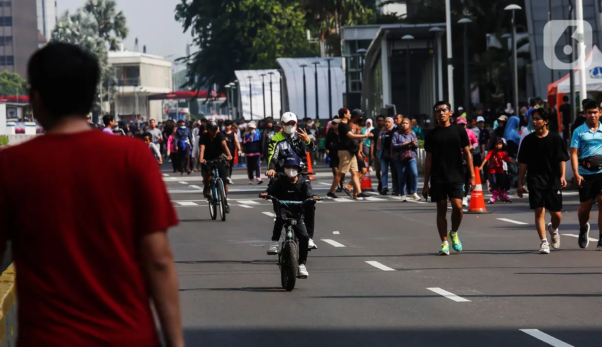 Kawasan itu dipadati oleh warga Jakarta untuk beraktivitas, seperti jalan santai, olahraga lari, dan bersepeda. (Liputan6.com/Angga Yuniar)