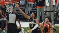 Forward Milwaukee Bucks Giannis Antetokounmpo mencoba memasukkan bola ke keranjang melewati dua pemain Phoenix Suns Devin Booker dan Deandre Ayton pada Game 6 Final NBA di Milwaukee, Rabu, 21 Juli 2021. (AP Photo/Paul Sansya)