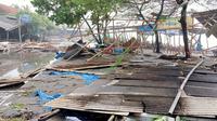 Gelombang tinggi merusak 100 kios lebih di Pantai Suwuk, Kebumen, Selasa (30/8/2022). (Foto: BPBD Kebumen/Liputan6.com)