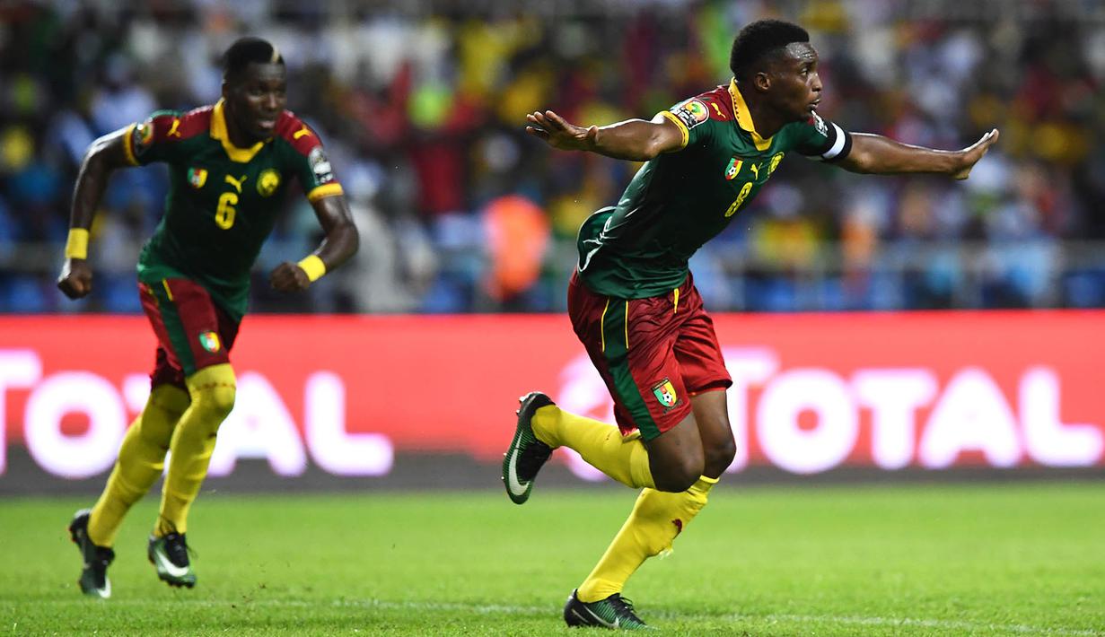 Striker Kamerun, Benjamin Moukandjo, merayakan gol yang dicetaknya ke gawang Burkina Faso. Kamerun sempat unggul 1-0 pada menit ke-35 setelah Moukandjo membobol gawang Burkina Faso. (AFP/Gabriel Bouys)