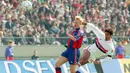 Ronald Koeman - Pelatih yang baru saja dipecat Barcelona ini tetaplah seorang legenda bagi Barca dan Timnas Belanda. Selain sukses mempersembahkan gelar juara, Koeman juga terkenal sebagai bek yang piawai membobol gawang lawan dengan torehan 253 gol di sepanjang kariernya. (AFP/Toru Yamanaka)