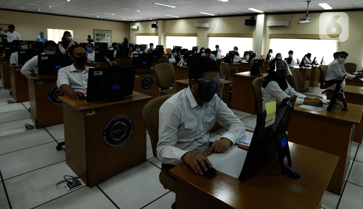 Peserta mengikuti Seleksi Kompetensi Bidang (SKB) Computer Assisted Test (CAT) untuk Calon Pegawai Negeri Sipil (CPNS) Kemenkumham di Gedung Kepegawaian Negara, Jakarta, Rabu (2/9/2020). Pelaksanaan SKB CPNS yang diikuti 829 peserta tersebut menerapkan protokol kesehatan. (merdeka.com/Imam Buhori)