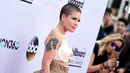 Penyanyi Halsey berpose di depan kamera saat menghadiri ajang penghargaan musik bergengsi Billboard Music Awards 2017 di Las vegas, Minggu (21/5). Di karpet merah, Halsey hanya mengenakan bra putih sebagai atasan. (Photo by Richard Shotwell/Invision/AP)