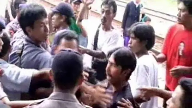 Pedagang Asongan Baku Hantam dengan Polsus KA
