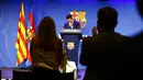 Lionel Messi saat konferensi pers di Stadion Camp Nou, Barcelona, ​​​​Spanyol, Minggu (8/8/2021). Setelah bicara, Messi mendapat aplaus panjang dan standing ovation dari yang hadir. (AP Photo/Joan Monfort)