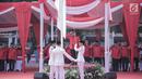 Sekjen DPP PDI Perjuangan, Hasto Kristiyanto sekaligus sebagai Inspektur memimpin upacara HUT ke-74 RI di Jakarta, Sabtu (17/8/2019). Upacara HUT ke-74 Kemerdekaan RI tersebut diikuti ribuan kader dan simpatisan partai PDIP. (Liputan6.com/Faizal Fanani)