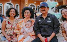 Akhir Pekan Habiskan Waktu dengan Keluarga, Potret Pensiunan Jenderal Gendong Dua Cucu Dibanjiri Pujian