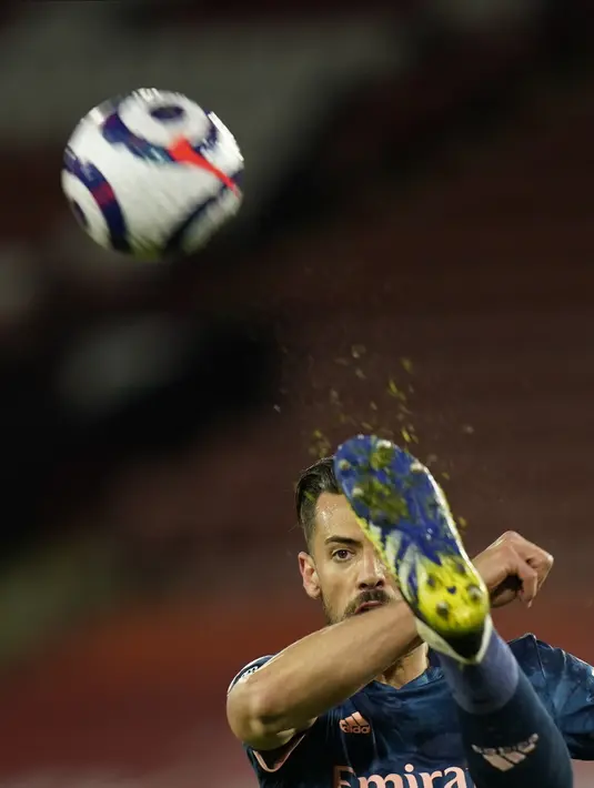 Bek Arsenal, Pablo Mari menendang bola saat bertanding melawan Sheffield United pada pertandingan Liga Inggris di stadion Bramall Lane, Inggris, Senin (12/4/2021). Kemenangan ini membuat Arsenal sekarang berada di peringkat kesembilan dengan 45 poin dari 31 laga. (AP Photo/Tim Keeton, Pool)