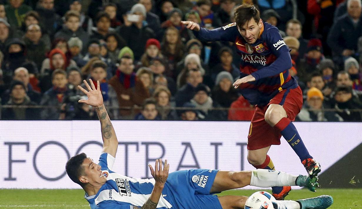 Pemain Barcelona, Messi mencoba melewati pemain Espanyol, Enzo Roco pada laga 16 besar Copa del Rey di Stadion Camp Nou, Barcelona, Kamis (7/1/2016) dini hari WIB.  (REUTERS/Albert Gea)