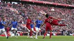 Penyerang Liverpool, Luis Diaz (kanan) membantu rekan setimnya Divock Origi untuk mencetak gol ke gawang Everotn selama pertandingan lanjutan Liga Inggris di stadion Anfield di Liverpool, Inggris, Minggu (24/4/2022). Liverpool menang atas Everton dengan skor 2-0. (Peter Byrne/PA via AP)