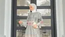 Inspirasi outfit kondangan yang elegan, padukan tunik satin dengan kulot dan hijab warna putih. Tak lupa, tambahkan pula clutch warna senada (Instagram/liza.rosalita).