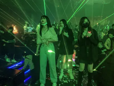 Sejumlah wanita saat berada di dalam kelab malam di Wuhan, provinsi Hubei, China (21/1/2021). Sebuah kelab malam besar di Wuhan kembali menggeliat usai lockdown di tahun 2020. (AFP/Hector Retamal)