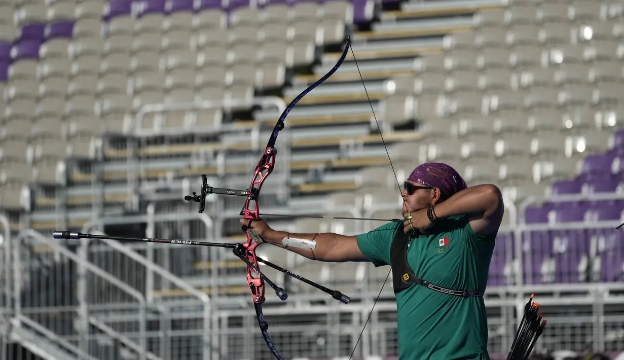 Luis Alvarez dari Meksiko melepaskan panah dengan latar belakang tribun kosong selama kompetisi nomor beregu campuran Olimpiade Tokyo 2020 di Yumenoshima Park Archery Field, Tokyo, pada 24 Juli 2021, di Tokyo, Jepang. (AP/Alessandra Tarantino)