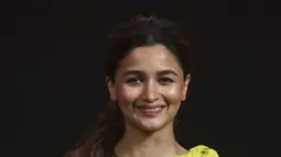 Alia Bhatt berpose sambil tersenyum dengan tangan membentuk love selama konferensi pers untuk peluncuran trailer film komedi gelap mendatang 'Darlings' di Mumbai (25/7/2022). Alia Bhatt dan Shefali berperan duo ibu anak yang hidup sederhana. Namun hal-hal sepertinya tak berjalan mudah di lingkungan mereka, dan keduanya akan melakukan apa saja untuk bertahan hidup di dunia ini. (AFP Photo/Punit Paranjpe)