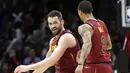 Dua pemain Cleveland Cavaliers merayakan kemenangan saat melawan Toronto Raptors pada lanjutan NBA basketball game di Quicken Loans Arena, (21/3/2018) Cleveland. Cavs menang 132-129. (AP/Tony Dejak)