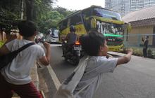 FOTO: Potret Anak-Anak Tetap Nekat Berburu Klakson Telolet Bus Meski Mengancam Nyawa