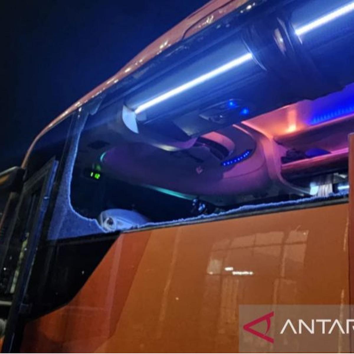 Bus Persik Dilempari Batu usai Keluar dari Stadion Kanjuruhan