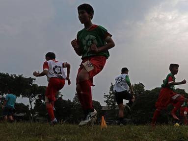 Anak SSB Tik Tak tengah mengikuti Coaching Clinic bersama  RCD Espanyol di Lapangan  AKRI, Ampera, Jakarta, Minggu (16/7/2017). Coaching Clinic oleh pelatih Thomas N’Kono dan Kiper Espanyol B, Eduardo Frais. (Bola.com/Nicklas Hanoatubun)