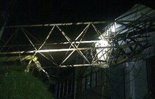 Crane jatuh timpa rumah di Kebayoran baru