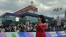 Siluet dress yang fitted dengan rok slit tinggi bikin Dian Sastrwardoyo tampilkan body goals [@therealdisastr]