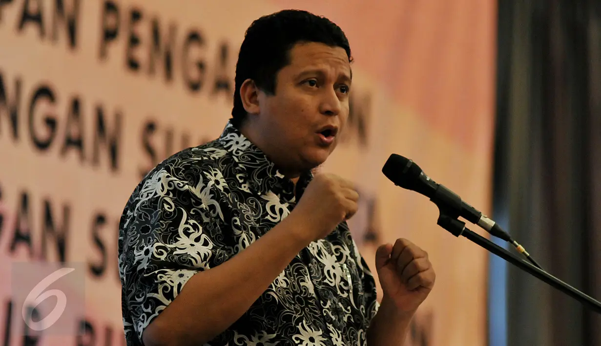 Ketua Bawaslu, Muhammad memberi sambutan saat pembukaan rapat koordinasi persiapan pilkada serentak di Hotel Royal, Jakarta, Sabtu (14/11/2015). Tujuan rakor untuk menyamakan pola pikir dan pola tindak seluruh pengawas pemilu. (Liputan6.com/Johan Tallo)