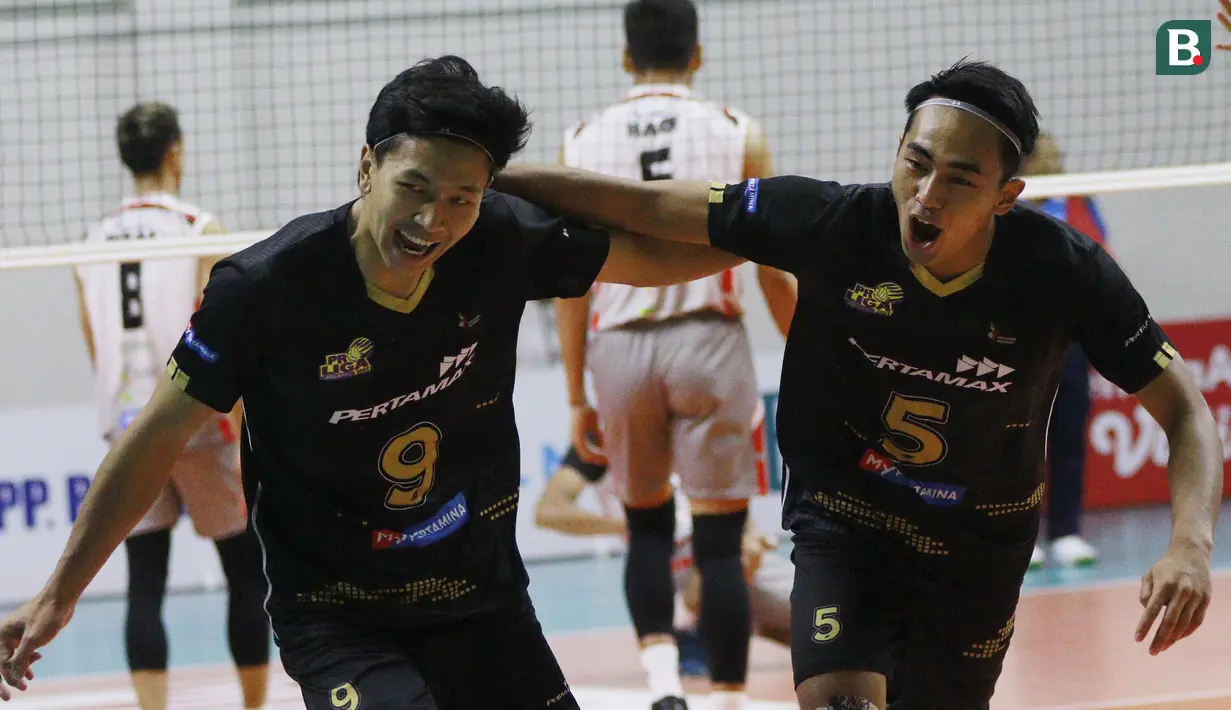 Dua pemain Jakarta Pertamina Pertamax, Farhan (kiri) dan Fikri Kamal melakukan selebrasi saat melawan Surabaya Bhayangkara Samator pada laga PLN Mobile Proliga 2022 di Padepokan Voli Jenderal Polisi Kunarto, Sentul, Sabtu (29/1/2022). (Bola.com/M Iqbal Ichsan)