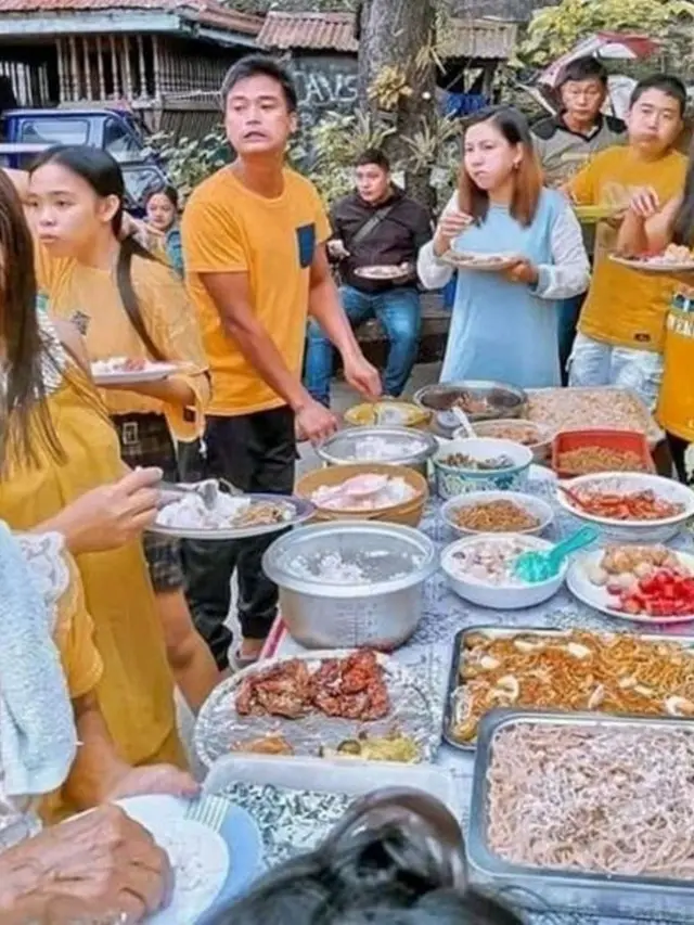 9 Momen Nyeleneh Orang saat Makan Bareng, Lauknya Bikin Bingung
