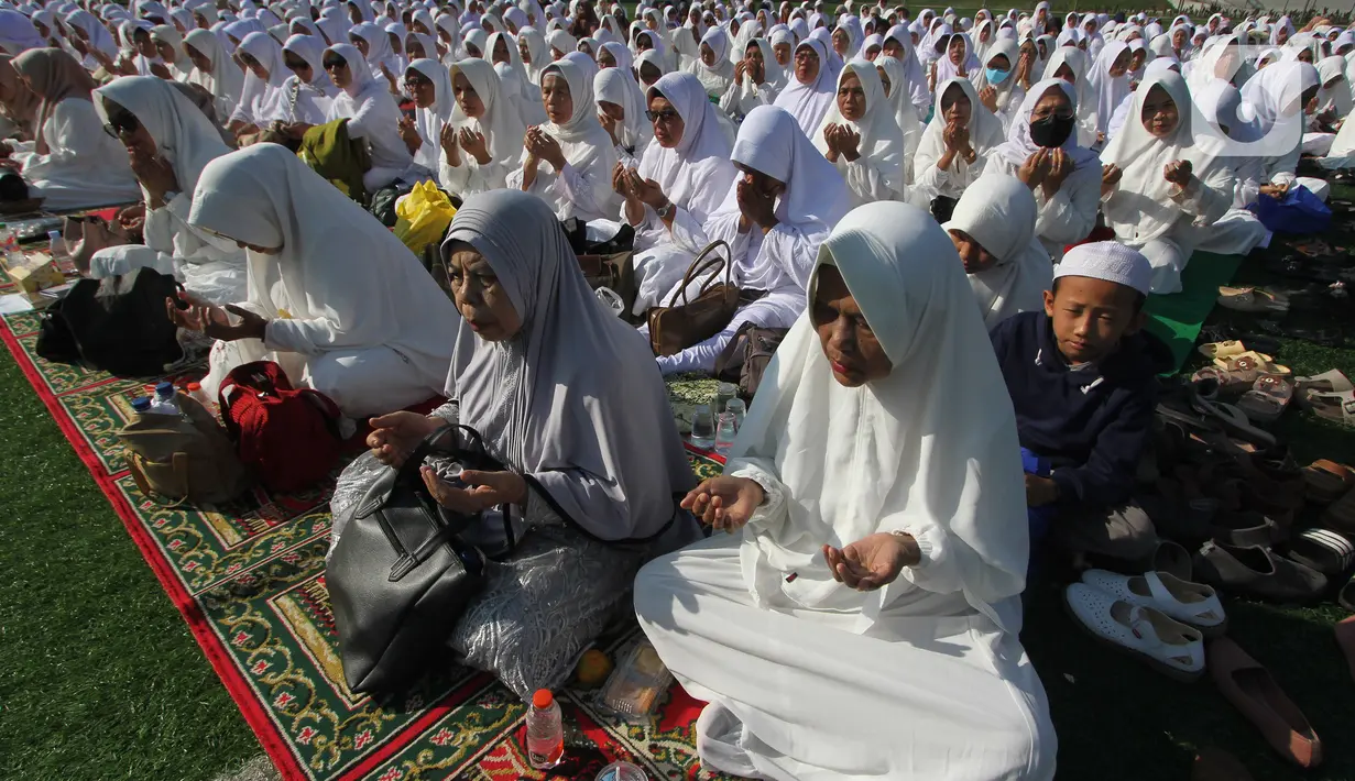 Ratusan warga khusyuk berdoa mengikuti kegiatan keagamaan dzikir dan doa bersama. (merdeka.com/Arie Basuki)