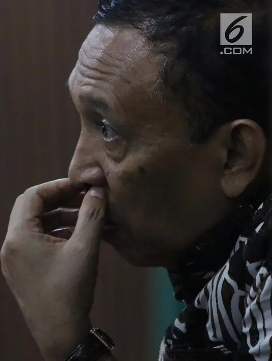 Terdakwa kasus korupsi dana hibah KONI yang juga Sekjen KONI, Ending Fuad Hamidy saat menjalani sidang lanjutan di Pengadilan Tipikor, Jakarta Pusat, Kamis (21/3). Sidang beragendakan pemeriksaan saksi-saksi. (Liputan6.com/Helmi Fithriansyah)