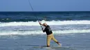 Seorang pria memancing di Jacksonville Beach, Florida (17/4/2020). Pantai tersebut dibuka kembali pada Jumat sore, 17 April 2020, waktu setempat. Hal ini dilakukan di tengah merebaknya pandemi corona Covid-19. (Sam Greenwood / Getty Images / AFP)