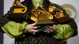 Billie Eilish berpose dengan piala penghargaan Grammy Awards 2020 di Staples Center, Los Angeles, Amerika Serikat, Minggu (26/1/2020). Eilish berhasil menang dalam kategori Record of the Year, Album of the Year, Song of the Year, Best Pop Vocal Album, serta Best New Artist. (AP Photo/Chris Pizzello)