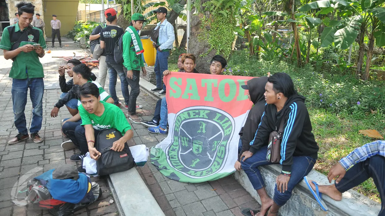 20160803-Bonek Bentangkan Spanduk di depan Pintu Masuk KLB PSSI-Jakarta
