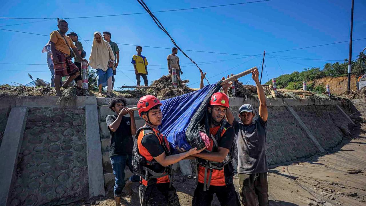 FOTO: Beratnya Evakuasi Korban Banjir Bandang di Bireuen, Aceh