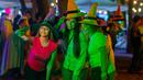 Halloween memberikan kesempatan bagi orang-orang untuk mengekspresikan diri, bersenang-senang, dan menikmati suasana seram. (Julio Cesar AGUILAR/AFP)