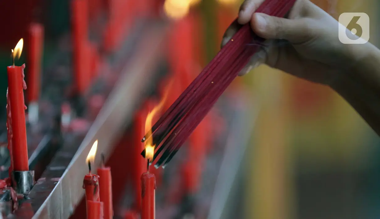 Umat Buddha membakar dupa sesaat sebelum ritual sembahyang di Vihara Buddha Dharma dan 8 Pho Sat, Kabupaten Bogor, Jawa Barat, Rabu (26/5/2021). Umat Buddha melakukan sembahyang peringatan Hari Raya Waisak di Vihara Buddha Dharma dan 8 Pho Sat  (Liputan6.com/Helmi Fithriansyah)